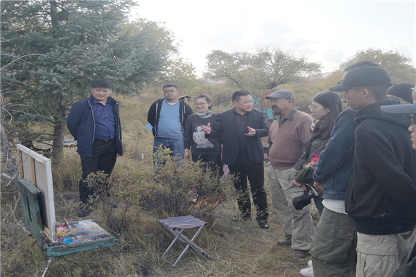 常务副院长田立强一行在正蓝旗写生基地3_副本.jpg