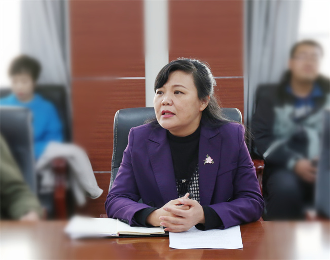 张莉书记主持会议.jpg