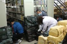 beat365在线唯一官网开展“党员突击小分队 助力图书馆搬迁”主题党日活动