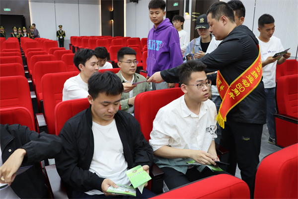 1685675681475931.jpg 退役军人事务局为同学发放政策宣传册.JPG