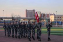 语言与传媒学院举行“晨光中升起自律之帆，国旗下铸就奋斗之魂”主题升旗仪式