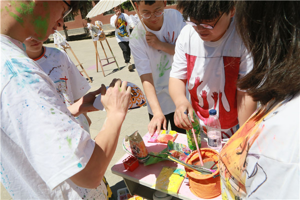 参赛者们绘制涂鸦作品02.jpg