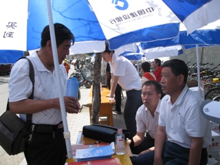 学院高考期间举办“服务考生、公益咨询”