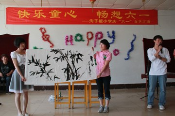 beat365在线唯一官网学生与沟子板小学师生共度“六一”儿童节