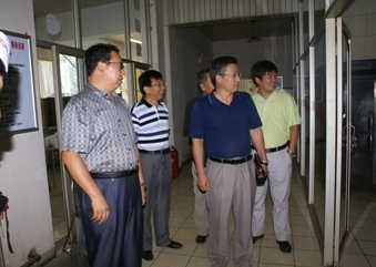 校党委副书记王贵印、内蒙古东达蒙古王集团有限公司副总裁秦秀岚到beat365在线唯一官网视察新生报到工作