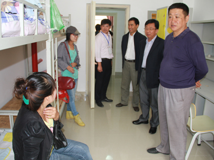 学院领导到迎新现场检查指导工作并深入宿舍慰问新生