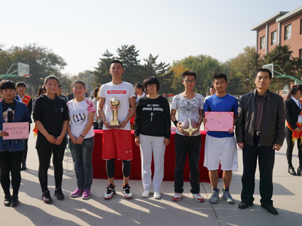 汗洒球场 情系外国语