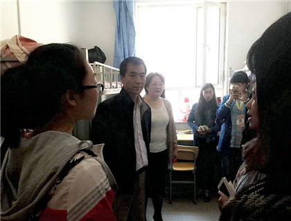 beat365官网外国语教学部领导走进宿舍关怀新生