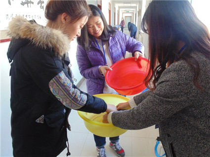 信息工程教学部开展学习雷锋、美化校园活动