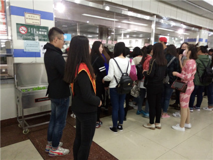 土木工程与环境科学教学部学生会成员在学院丁香苑餐厅进行志愿者服务