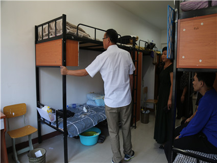 学院领导走访学生公寓看望2017级新生