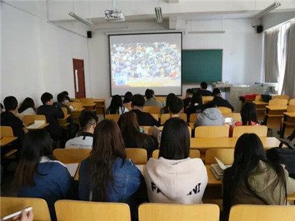 信息工程教学部学生党支部看“两会”