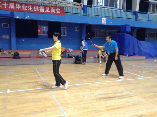 万象城师生羽毛球友谊赛顺利举行