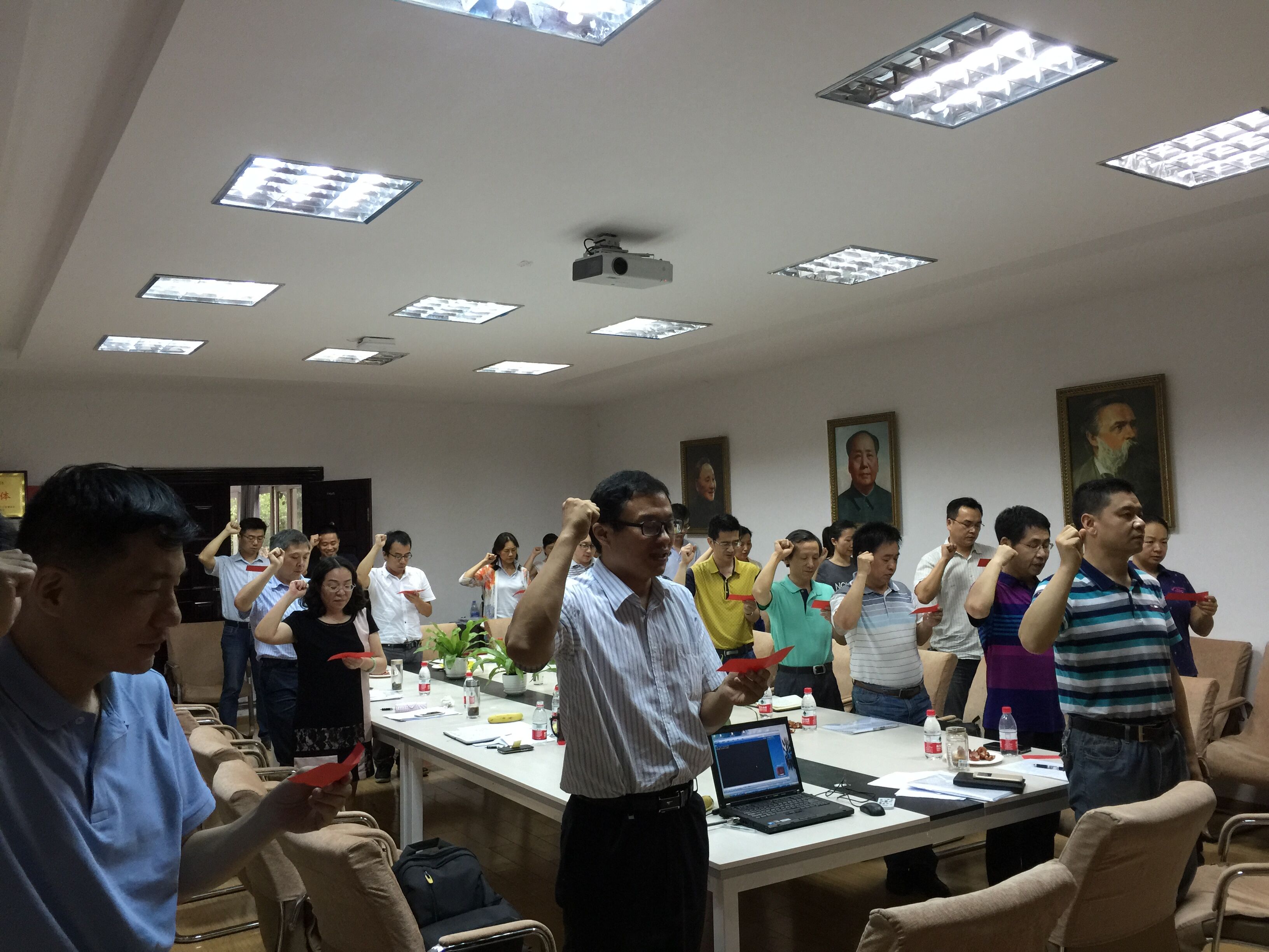 【两学一做】allwincity万象城全体教职工党员重温入党誓词 【两学一做】allwincity万象城全体教职工党员重温入党誓词