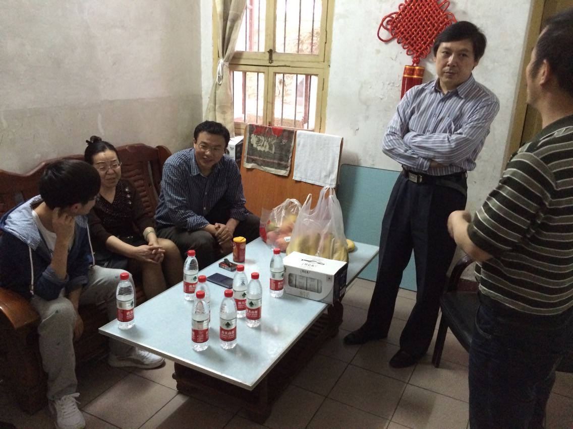 院领导五一之前走访学生宿舍、慰问生病学生 院领导五一之前走访学生宿舍、慰问生病学生