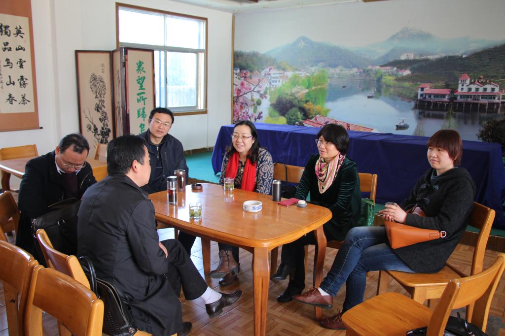 万象城“理论热点面对面”专家组赴乌云山村调研