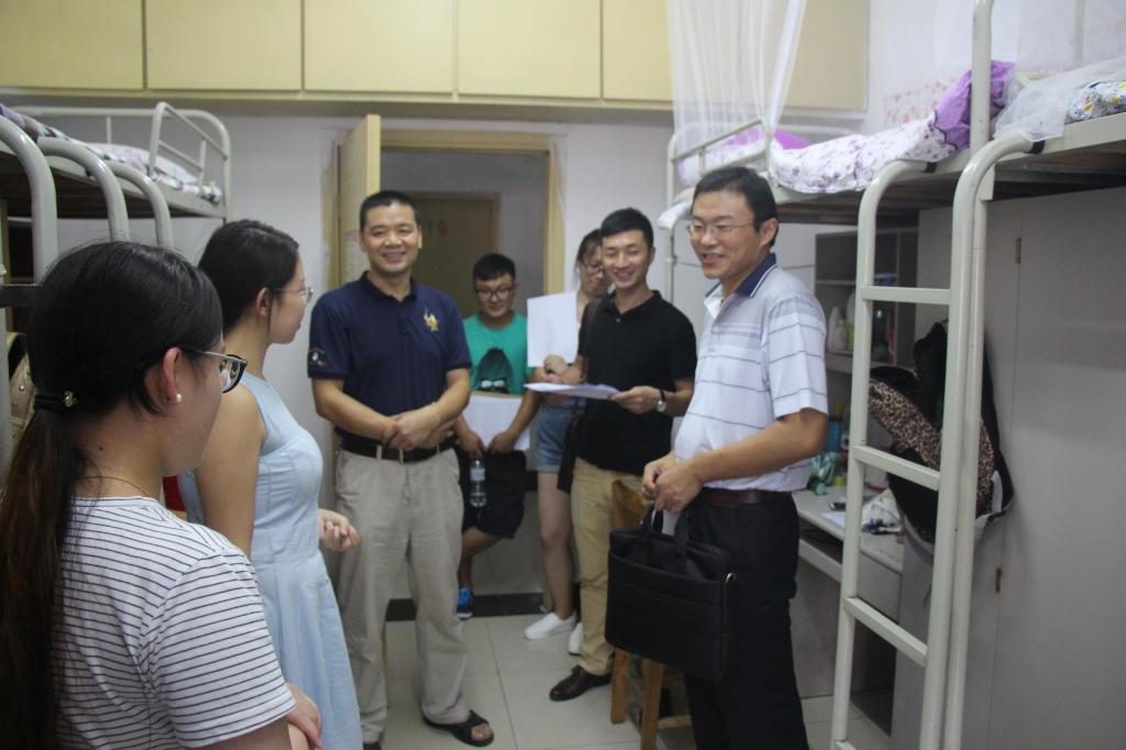 万象城领导深入新生宿舍走访慰问