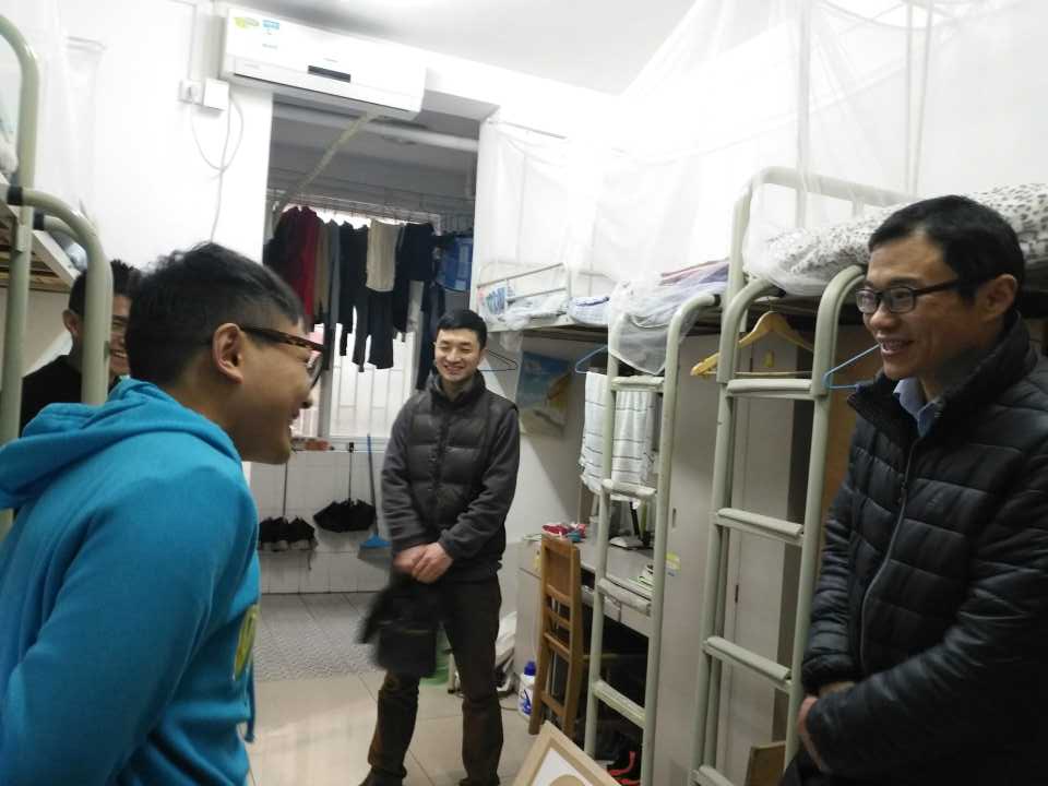 学院领导深入学生宿舍走访慰问 学院领导深入学生宿舍走访慰问