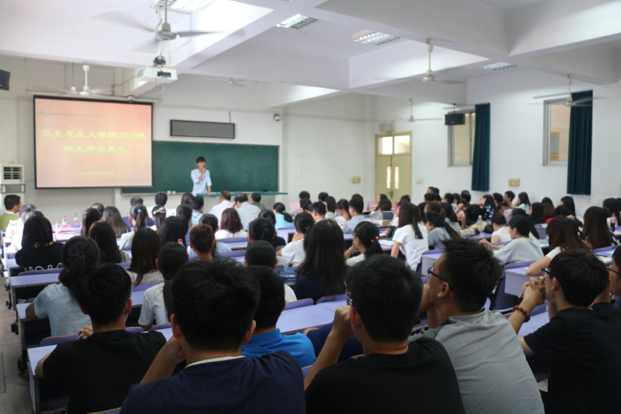 万象城举行2015级新生开学典礼