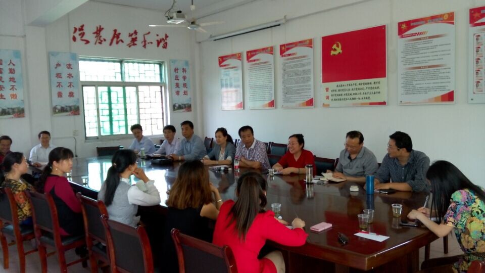 贴心指导农民致富——万象城“理论热点面对面”专家组赴英山县乌云山村开展“农家乐”经营讲座