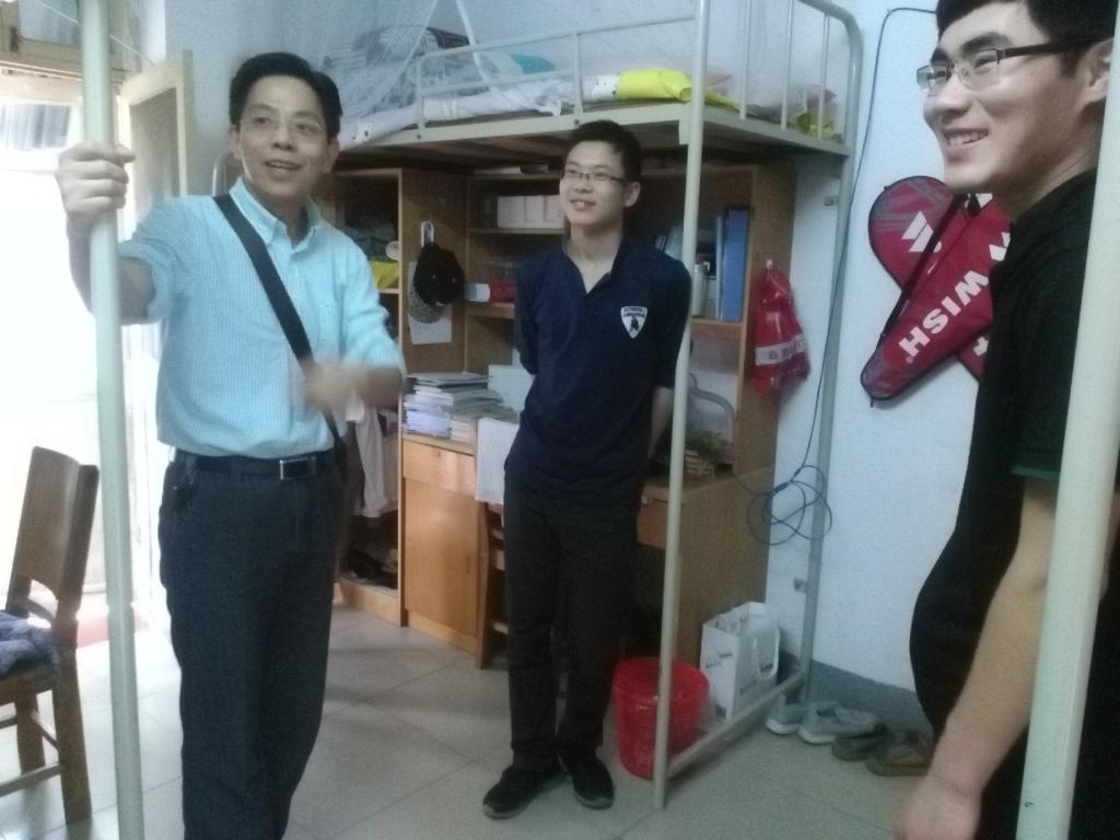 院领导五一之前走访学生宿舍、慰问生病学生 院领导五一之前走访学生宿舍、慰问生病学生