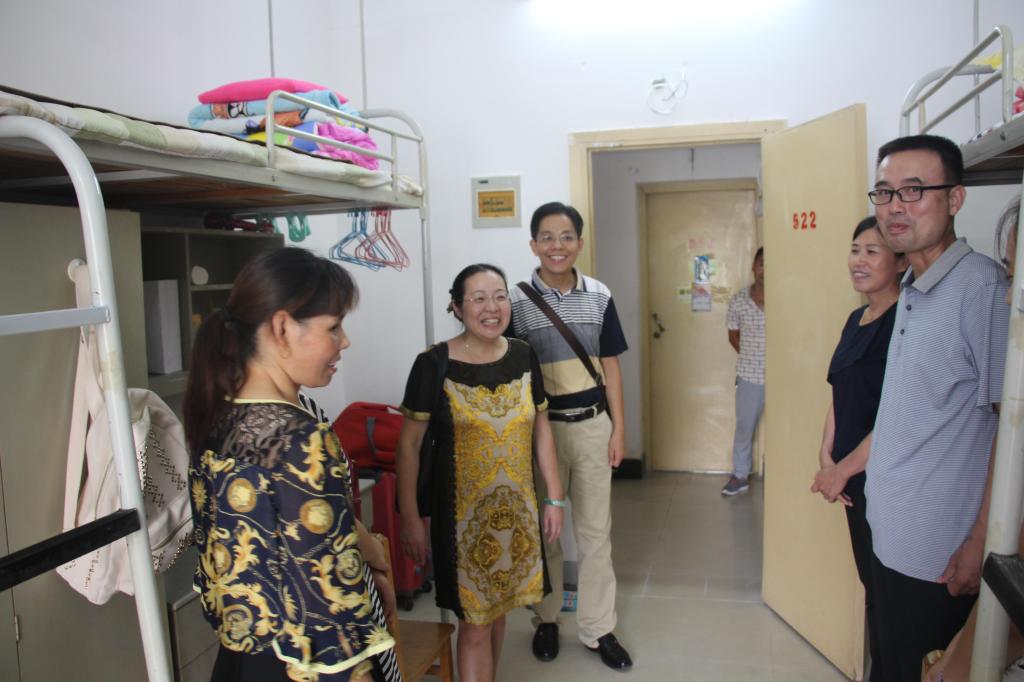 万象城领导深入新生宿舍走访慰问