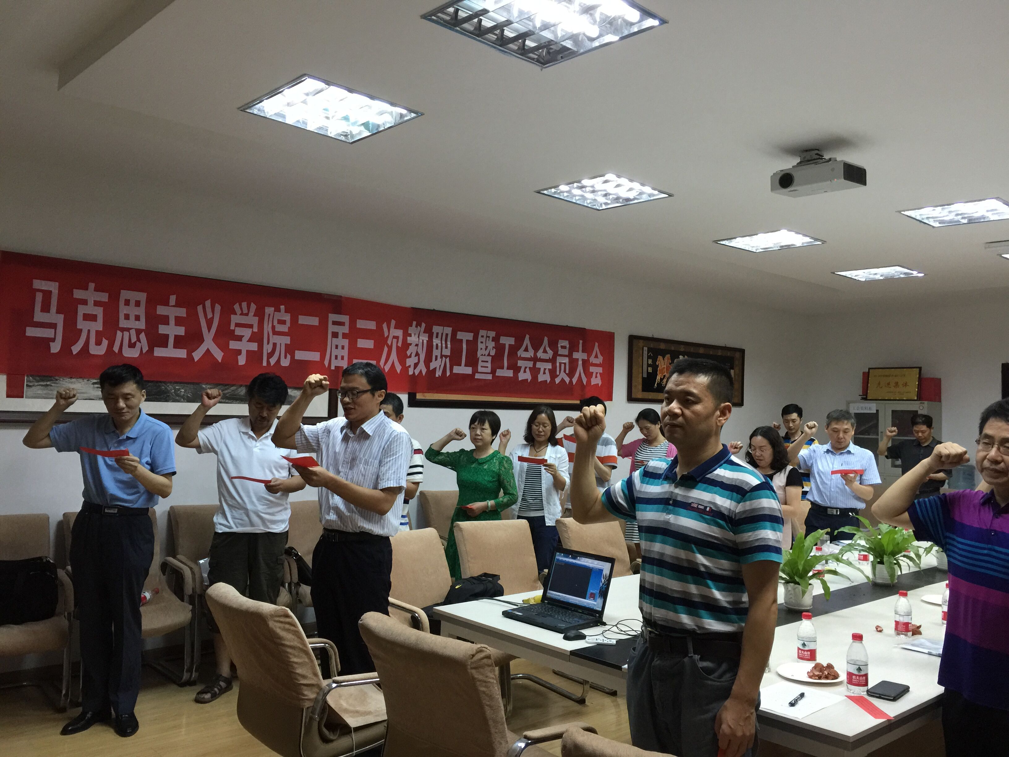 【两学一做】allwincity万象城全体教职工党员重温入党誓词 【两学一做】allwincity万象城全体教职工党员重温入党誓词